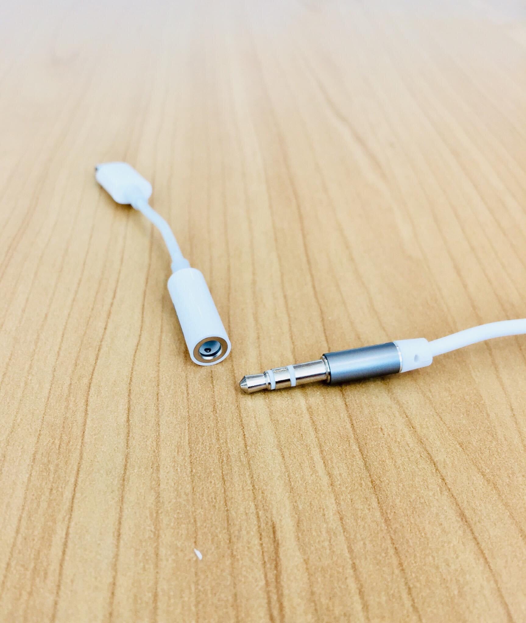 I769 Apple Original Lightning to 3.5mm Earphone audio adapter (used)